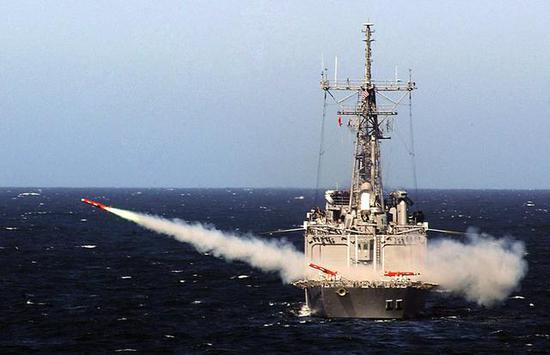 图为正在发射BQM-74靶机的美国佩里级护卫舰。