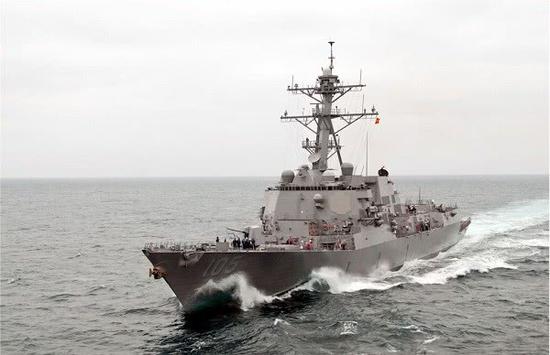 美国伯克级驱逐舰杜威号(DDG105),注意它没有密集阵近程防御系统