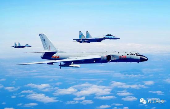 图注:2018年5月11日,中国空军苏-35战机与轰-6k战机编队飞行训练