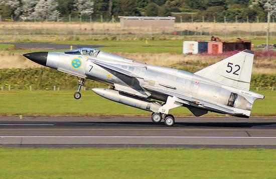 北欧小国造一款怪异战机 能从公路起降性能令