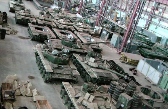 图为印度的T-90坦克工厂。