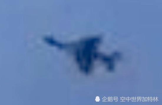 两枚单兵防空导弹s升空,飞向目标