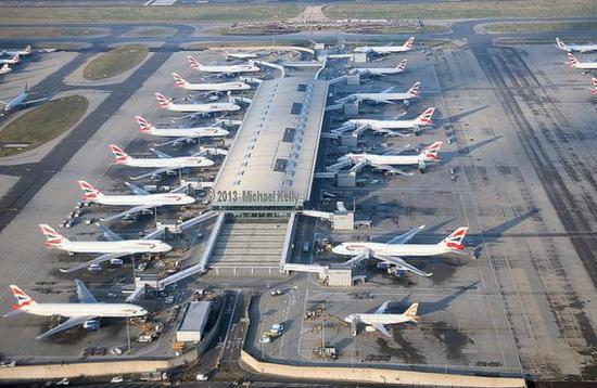 图为业务繁忙的伦敦希思罗机场航站楼,可见数量庞大的波音747等大型
