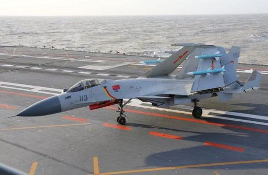 圖爲殲-15艦載戰鬥機
