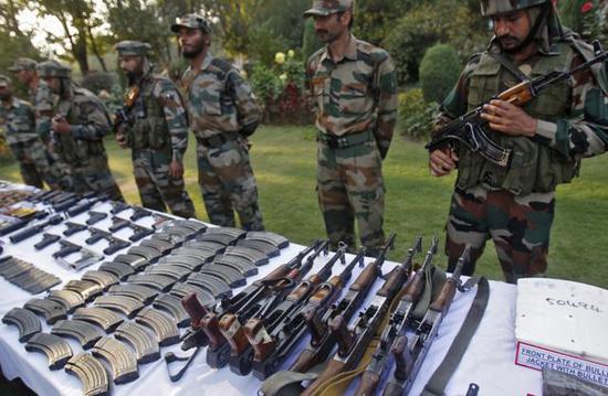图为印度陆军仍在使用的AKM步枪，比起麻烦很大的INSAS，前线部队更信任它们。