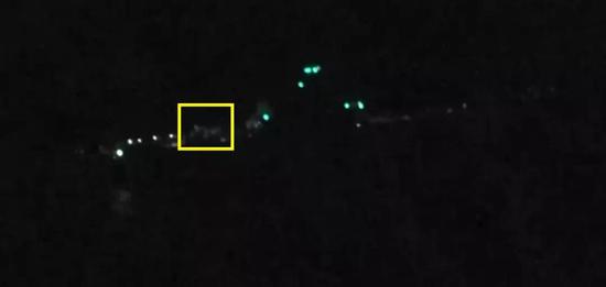 最后一张图是航拍夜间着舰中的歼-15，黄圈处为该机位置