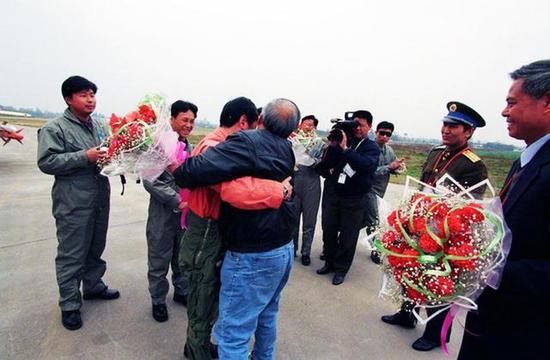 图片:宋文骢和雷强在首飞成功后紧紧拥抱