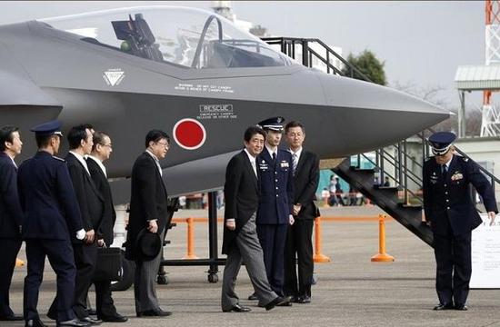 图为正在接受日本高官检视的F-35A战斗机