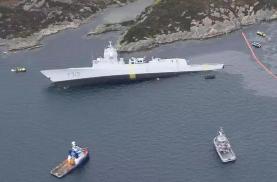 正在不断下沉的挪威海军护卫舰