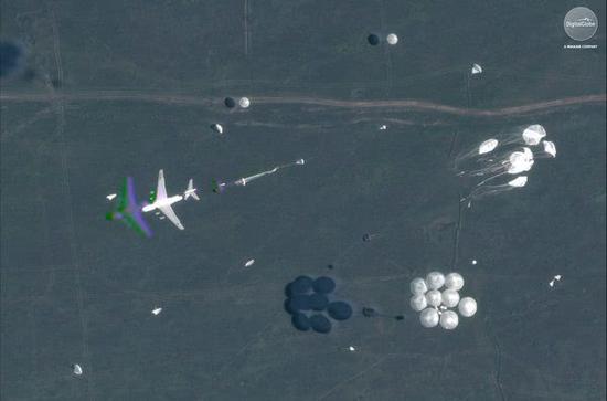 美国卫星拍下的军演照片