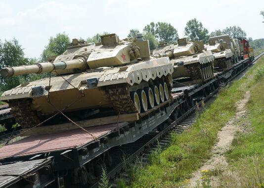 今年参赛的96B坦克车体正面披挂了完整的反应装甲，看起来更加实战化
