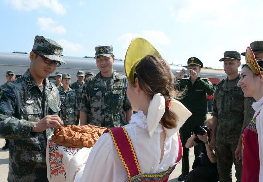 按照俄罗斯传统礼仪，少女向远道而来的客人送上面包和盐