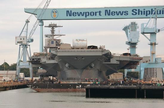 纽波特纽斯船厂建造福特号航母场景。