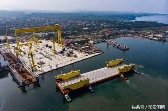 中国浮船坞驶向红星造船厂
