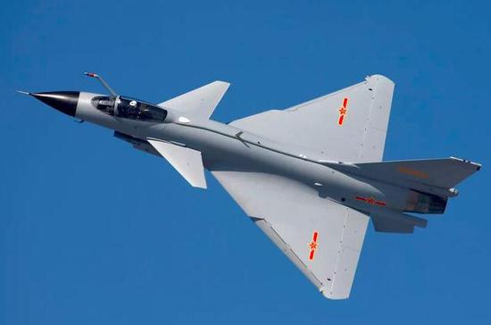 歼10战斗机是中国第二款采用美军标设计的战斗机,飞机轻,性能强,好
