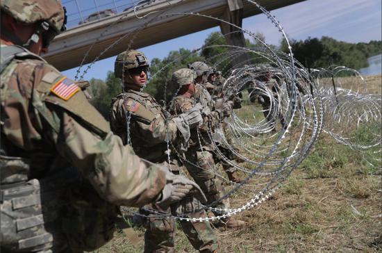 美军正在边境部署带有倒刺的铁丝网以阻挡中美洲移民 图源：社交媒体 下同