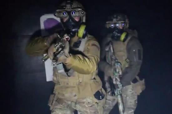 装备美军同款夜视仪的乌克兰特种部队