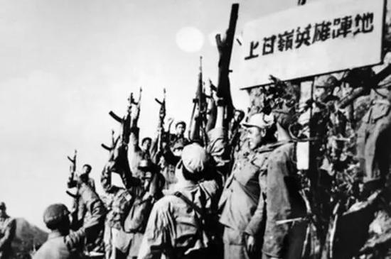 上甘岭英雄阵地上欢呼的中国人民志愿军部队,照片正中就是一支M1卡宾枪