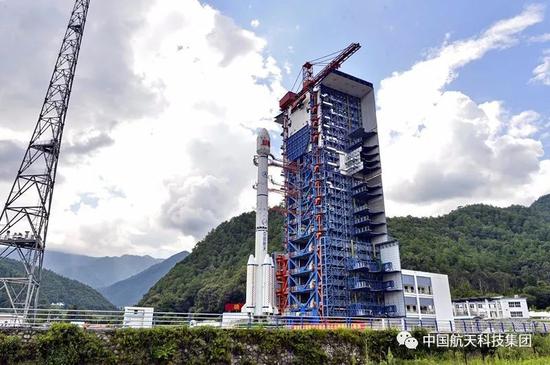 长征三号乙/远征一号运载火箭整装待发(南勇 摄)