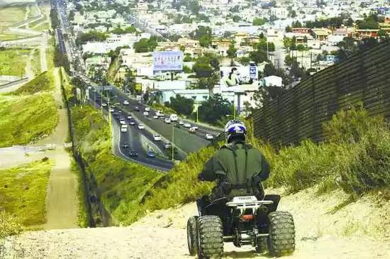 ▲特朗普号召修建美墨边境隔离墙就是要隔离墨西哥的非法移民和毒品