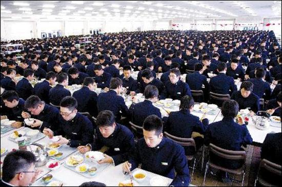 在有空调的餐厅里身着正装用餐、大摆派头的日本自卫队员