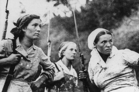 很多俄国妇女接受过军事训练，战场上表现很厉害