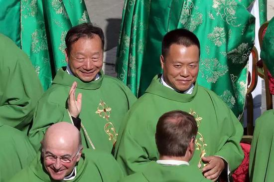中国主教杨晓亭（左）和郭金才（右）/图片来源：路透社