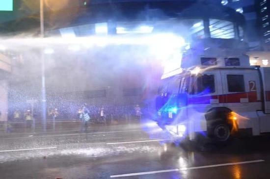 (警方水炮车在杨屋道发射水柱。图源:《星岛日报》)