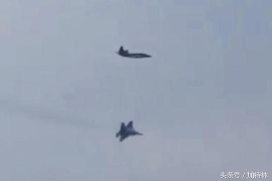 中国歼31曝新动态:两代原型机比翼齐飞 或将有