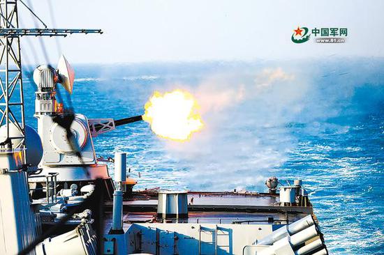 052C型驱逐舰济南舰730副炮拦截模拟高速反舰导弹的靶机。