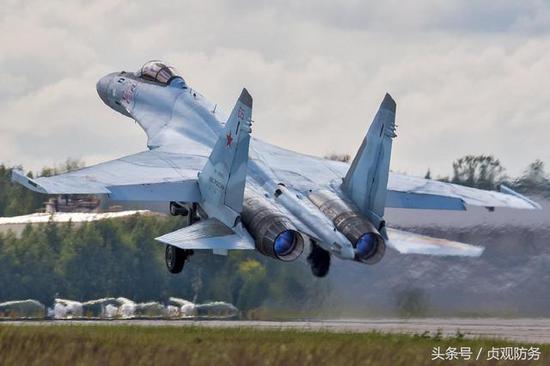 △俄罗斯苏-34、苏-35战机起飞的蓝色火焰