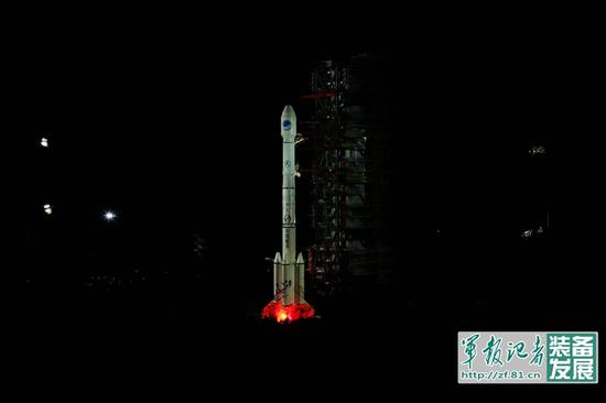 长征三号乙运载火箭点火发射。梁珂岩 摄