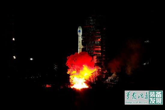 长征三号乙运载火箭烈焰喷薄。梁珂岩 摄