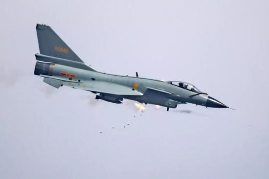 我军金飞镖竞赛歼10为何还打火箭弹 受这项因