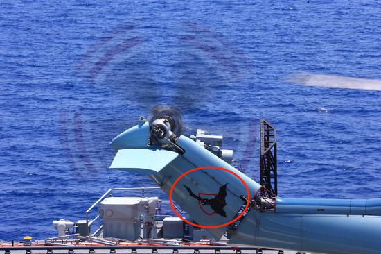 辽宁舰直-18预警直升机上的海蝠标识。