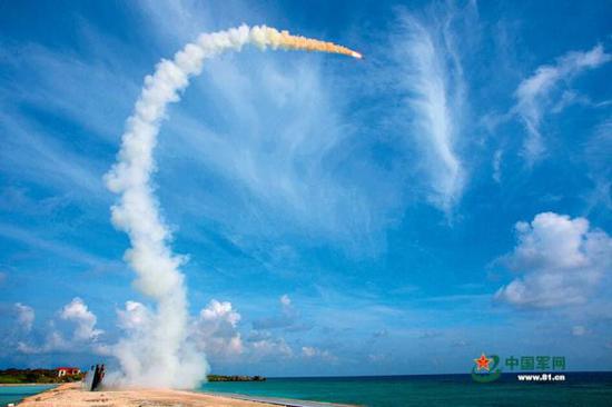 南部战区海军某防空旅实射红旗-9防空导弹。