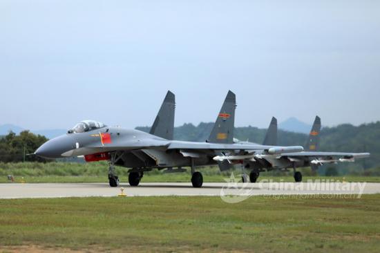 配俄制导弹太重7人才抬一枚 国产导弹可自动挂