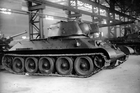 装备冲压炮塔的T34，注意其炮塔下沿的弯曲，是其外部最明显的特点