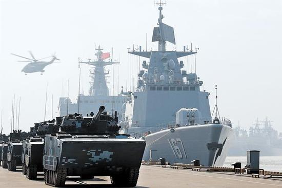 图片：深圳舰，改装后使用的382雷达比054A用的大一号