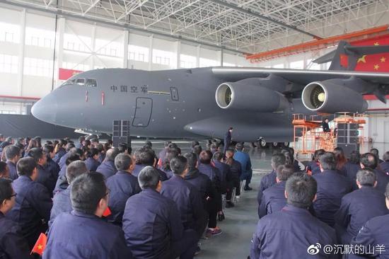 西飞车间里停放的运-20。感谢照片发布者（见水印）。