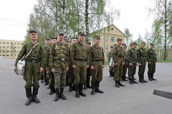 俄军士兵为何仍穿长筒靴三个原因让他们根本换不掉