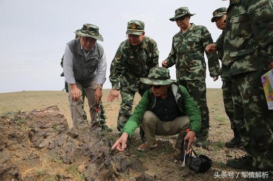 图为地质专家与武警黄金部队联合勘探