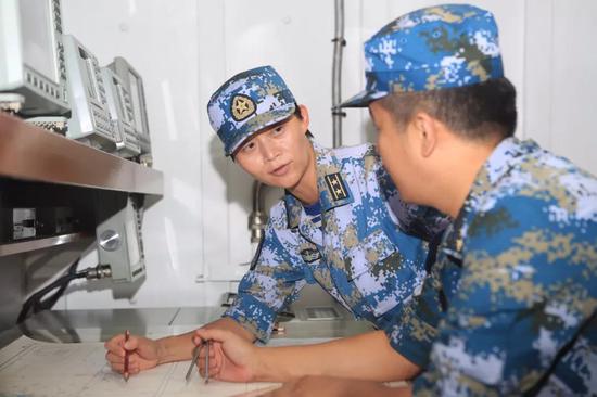 当个优秀军人注定不容易。逐梦女舰长,路上有光环、有荆棘,还有质疑——