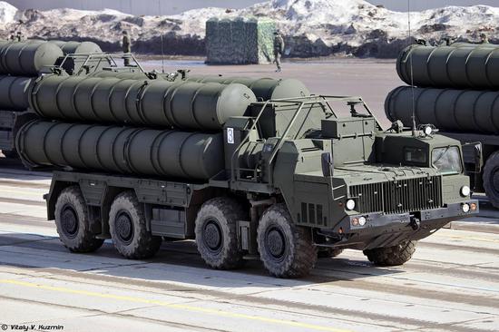 俄军新批次S-400的5P85SM2发射车，注意其标志性的单座车头