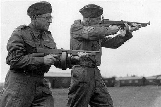 美军在战争中大量装备了汤姆森冲锋枪