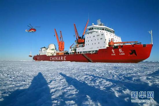 ▲“雪龙”号极地科学考察船在卸货中
