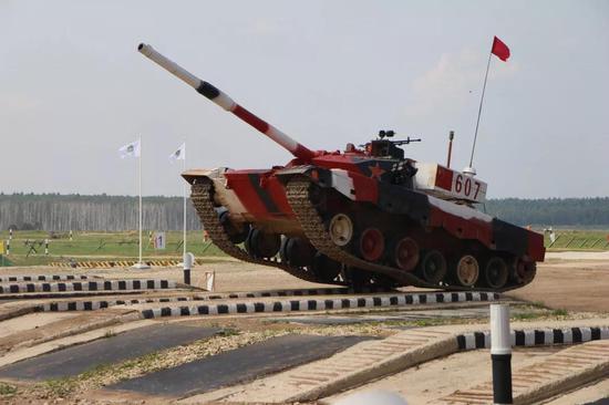 ▲飞越壕沟的607号坦克