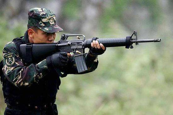 图15:我军战士在试射外军的M16A2,这才是更适合野战部队使用的枪械