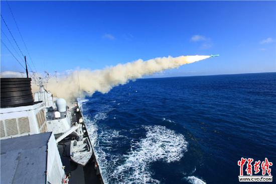 2008年11月8日,海口舰在某海域参加实弹演习,图为海口舰发射反舰导弹。