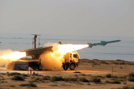 伊朗军队发射新型国产岸舰导弹。
